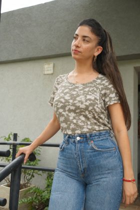 חולצת הנקה לירי חאקי עם הדפס